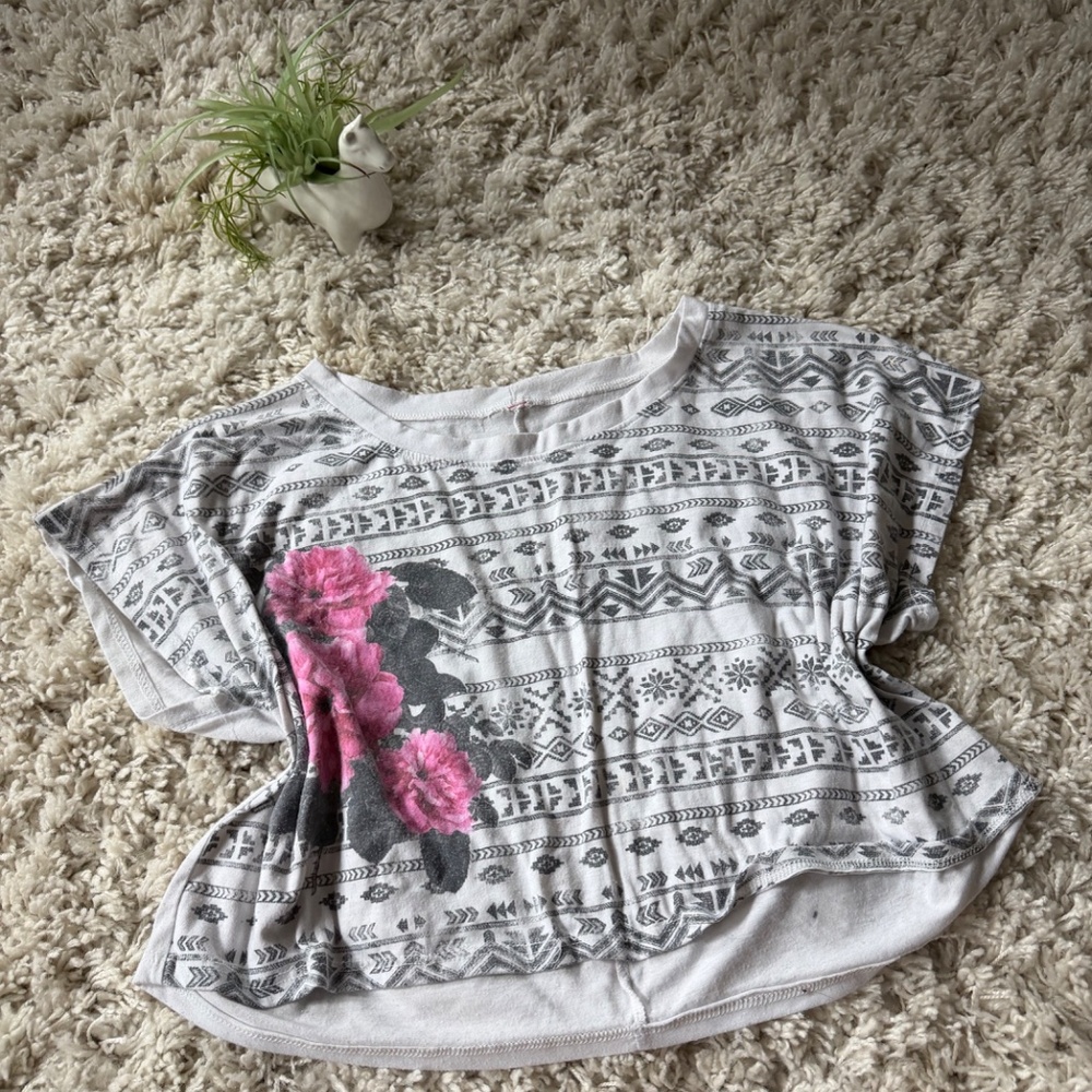 Chic Women's Short Sleeve Top with Gray and Pink Floral Design. Add a touch of e - Picture 3 of 5
